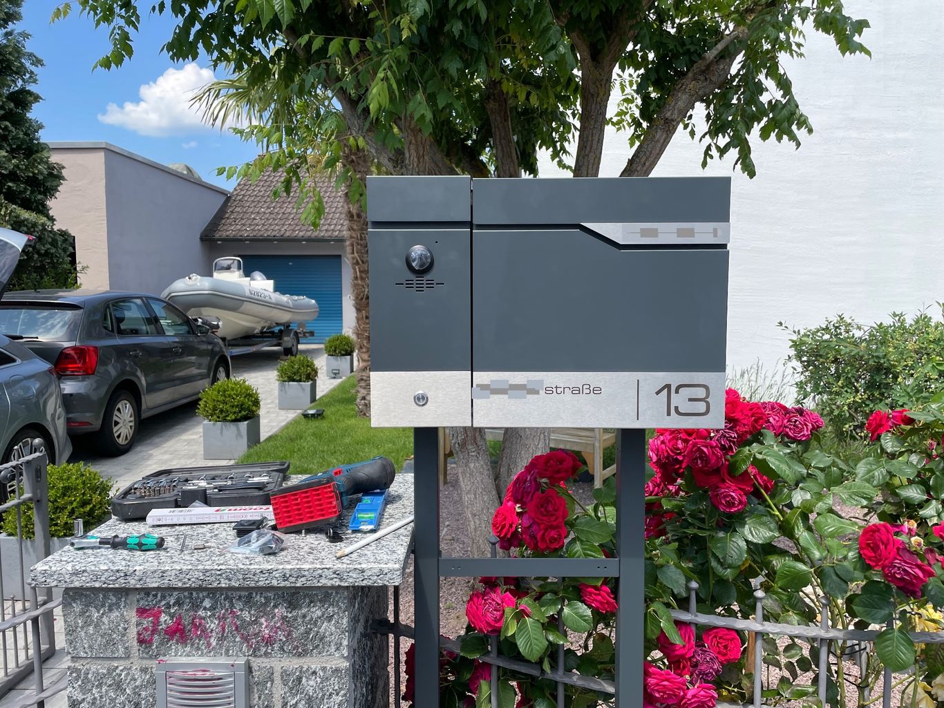 Moderne Briefkastenanlage mit Videosprechanlage