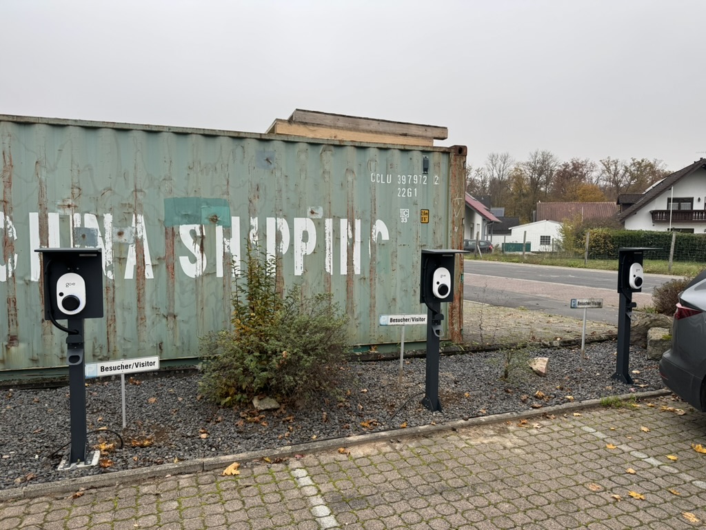 Drei Wallboxen auf einem Gewerbegelände in Karlstein