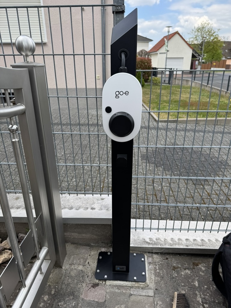 Installierte Wallbox an einer Stele mit Fundament